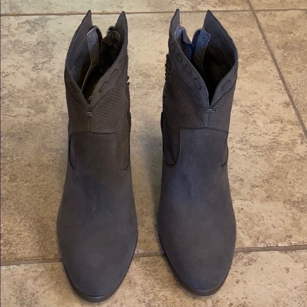 Vince Camuto Fretzia ankle booties - Picture 3 of 10